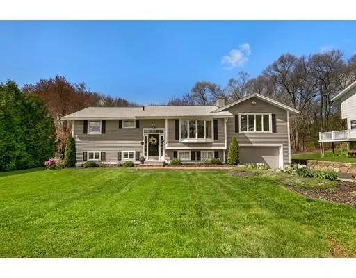 5 Fort Meadow Dr, Hudson, MA 01749