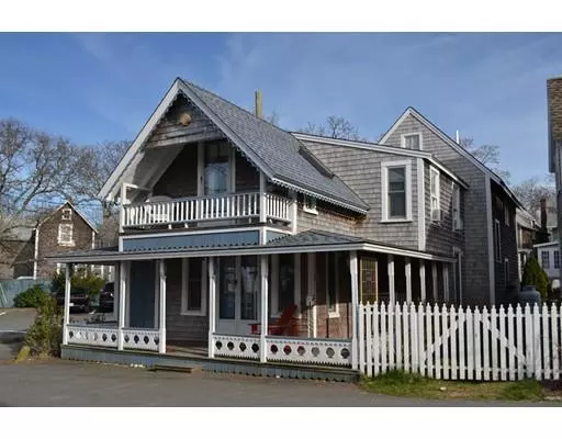 16 Commonwealth Square, Oak Bluffs, MA 02557