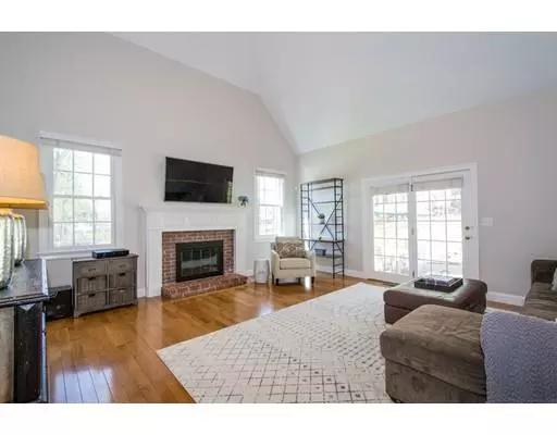 Southborough, MA 01772,2 Metacomet Ln