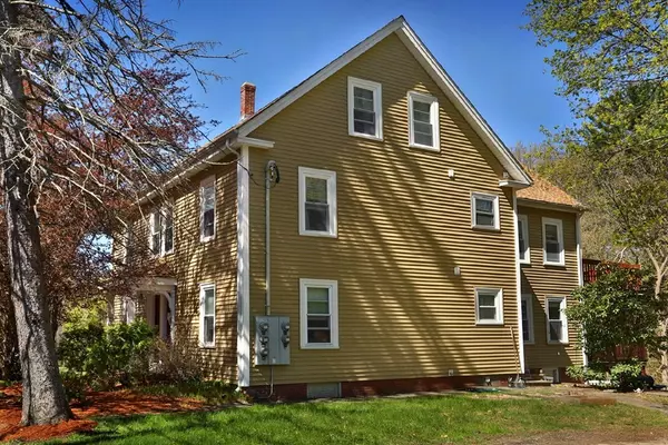 96 Center St #4, Groveland, MA 01834