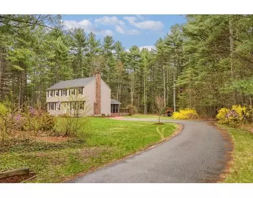 39 Squannacook Dr, Groton, MA 01450