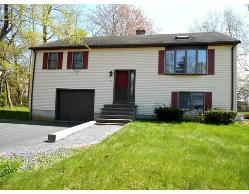 Seekonk, MA 02771,10 Deborah Cir