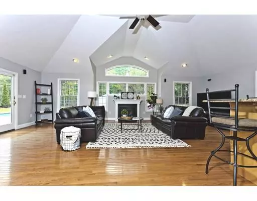 Lynnfield, MA 01940,14 Daventry Court