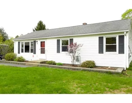 7 Applewood Ln, Holyoke, MA 01040