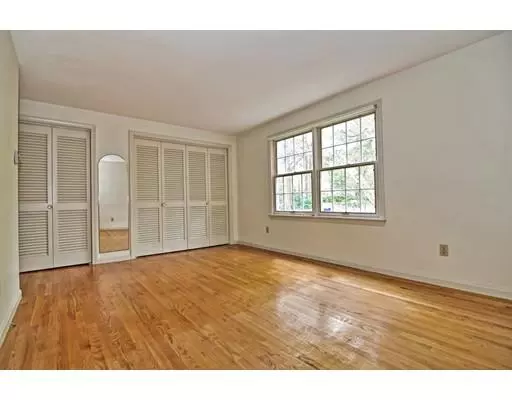 Auburn, MA 01501,14 Robertson Rd