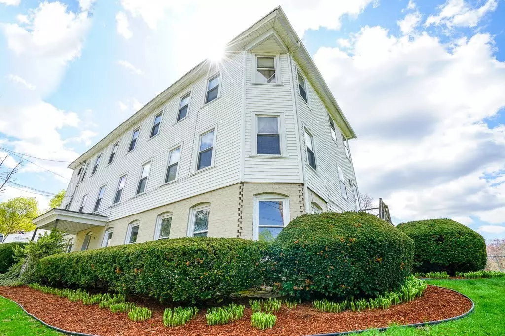 Oxford, MA 01537,2 Maple Ave