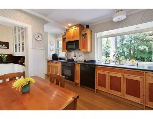 Newton, MA 02468,11 Holly Rd