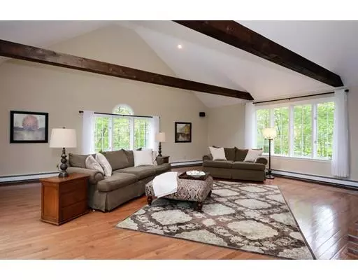 Southborough, MA 01772,10 Thayer Ln