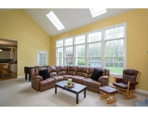 Boxborough, MA 01719,286 Picnic St