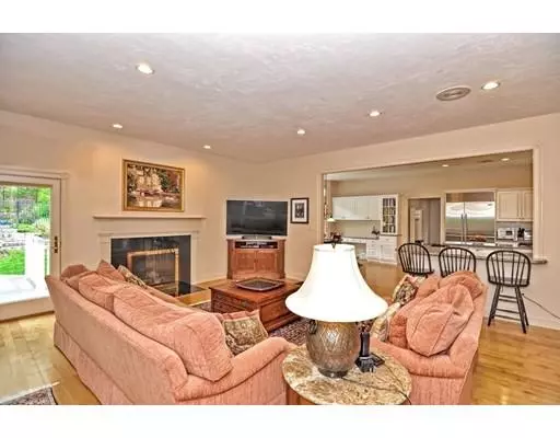 Medfield, MA 02052,7 Snow Hill Lane