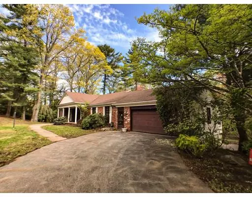 38 Wildewood Dr, Lynnfield, MA 01940