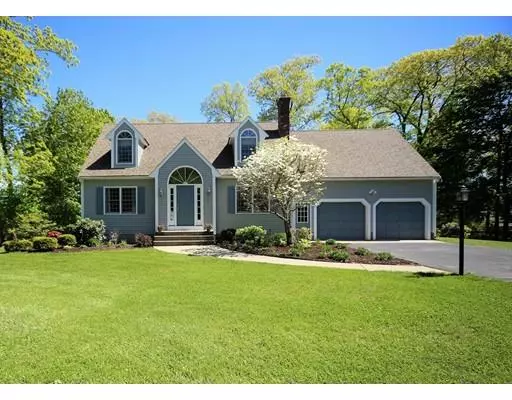 22 Barberry Ln, Norwood, MA 02062