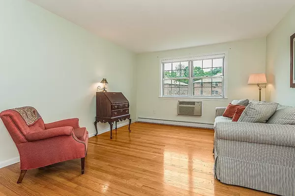 Arlington, MA 02474,7 Colonial Village Dr #7