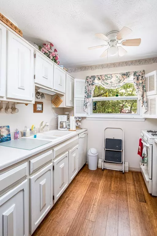 Agawam, MA 01001,142 Autumn St #I