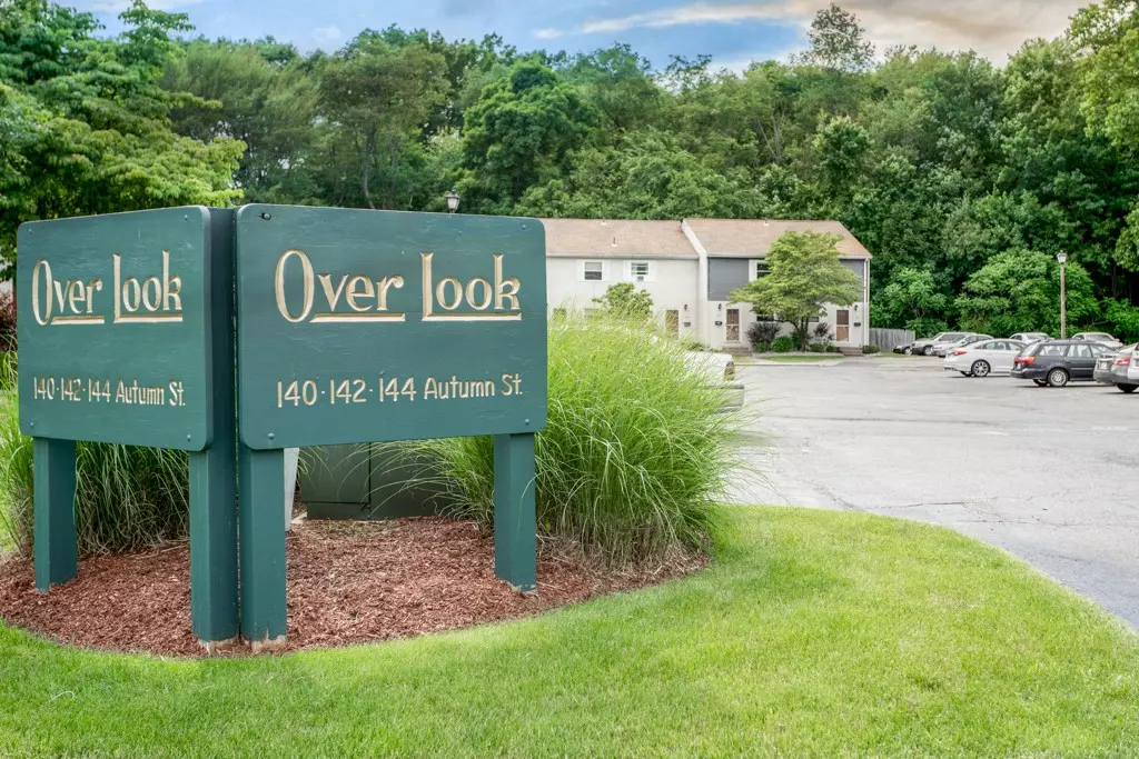 Agawam, MA 01001,142 Autumn St #I