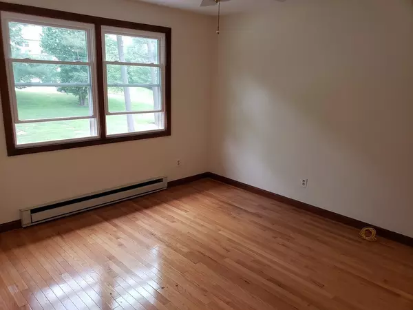 Oxford, MA 01540,4 Carol Dr #4