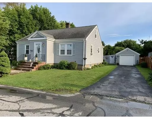 21 Oakwood Rd, Middletown, RI 02842