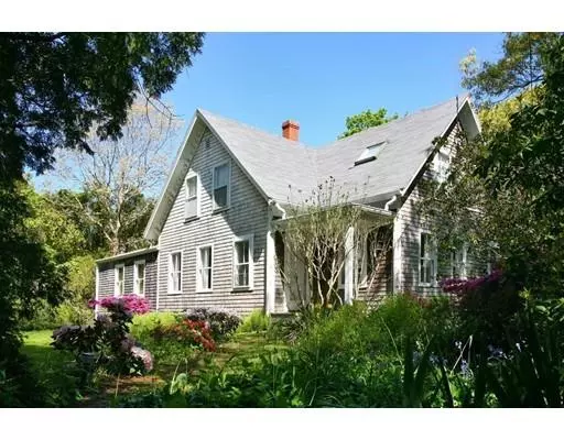 33 Woodlawn Ave, Tisbury, MA 02568