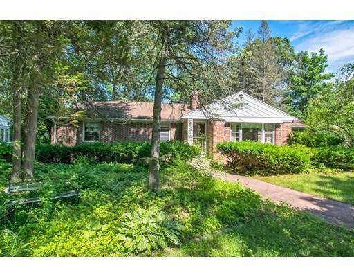 7 Robin Rd, Longmeadow, MA 01106