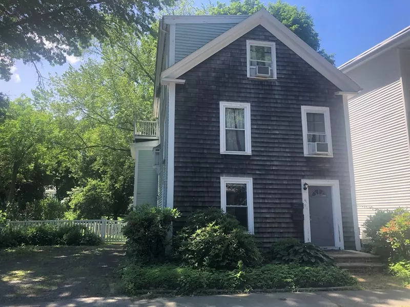 4 Cleveland Ave #1, Ipswich, MA 01938