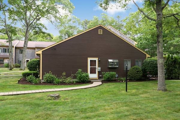 20 Roundhouse Rd #20, Bourne, MA 02532