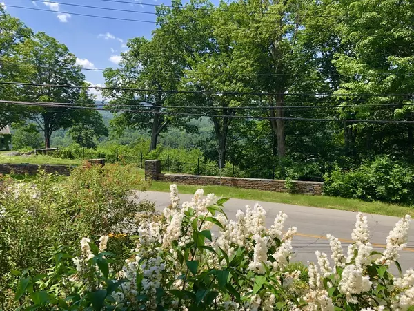 Shelburne, MA 01370,33 S Maple Street