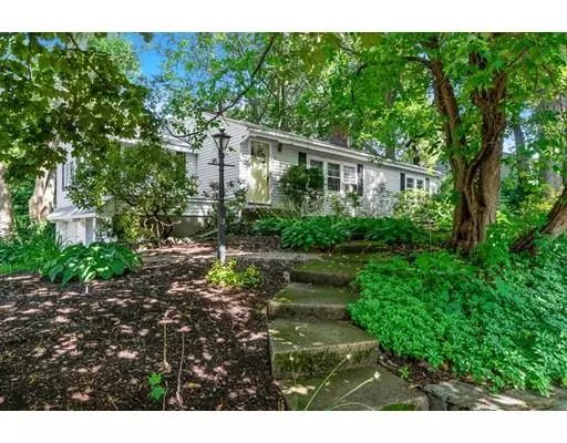 13 Woodside Rd, Hamilton, MA 01982