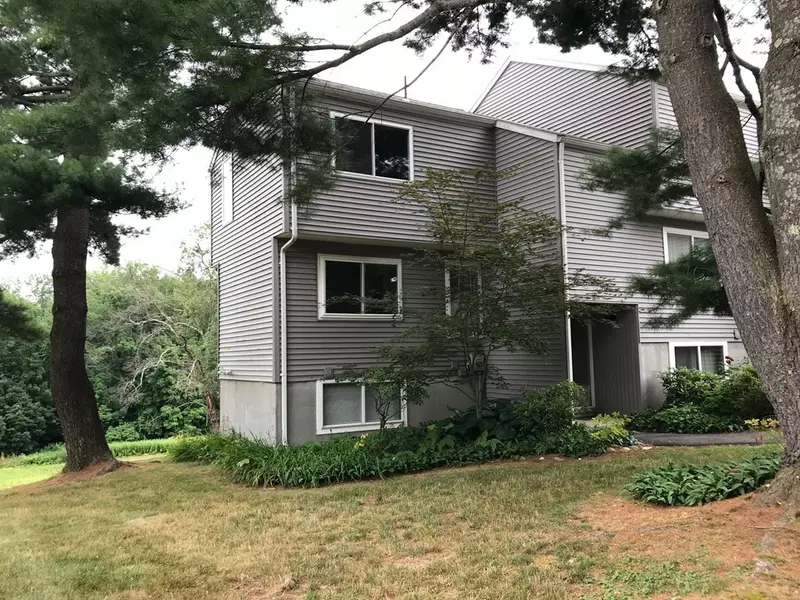 28 Autumn Ln #28, Amherst, MA 01002