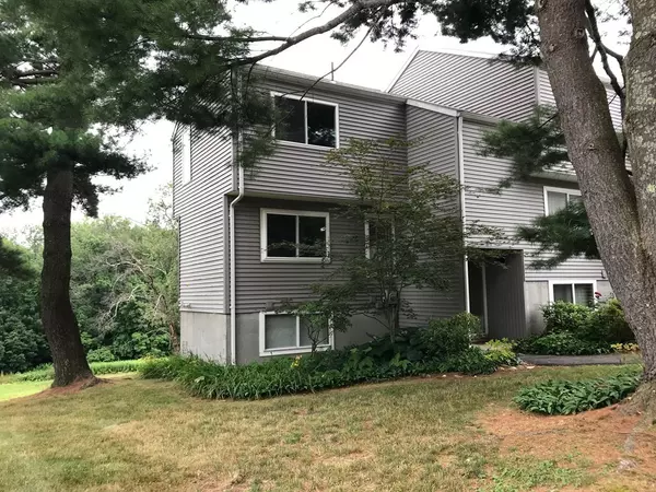 28 Autumn Ln #28, Amherst, MA 01002