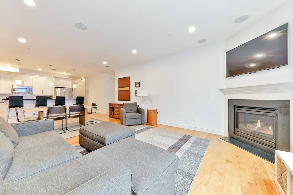 350 W 2nd St #8, Boston, MA 02127
