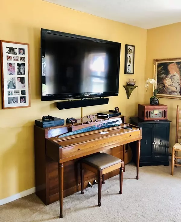 Acushnet, MA 02743,184 S Main St