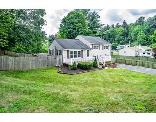 70 Raymur Dr, Russell, MA 01071