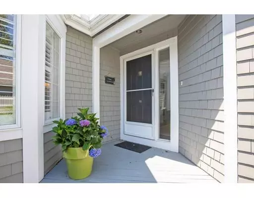 Hingham, MA 02043,10 Floret Circle