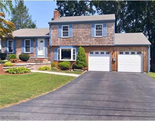 6 Cherry Ln, Barrington, RI 02806