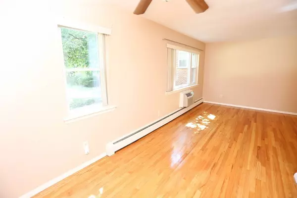 Agawam, MA 01001,245 Regency Park Dr #245