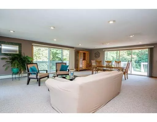 Acushnet, MA 02743,22 Barksdale Ln