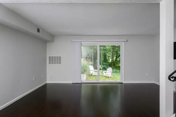 Hingham, MA 02043,3 Beals Cove Rd #F