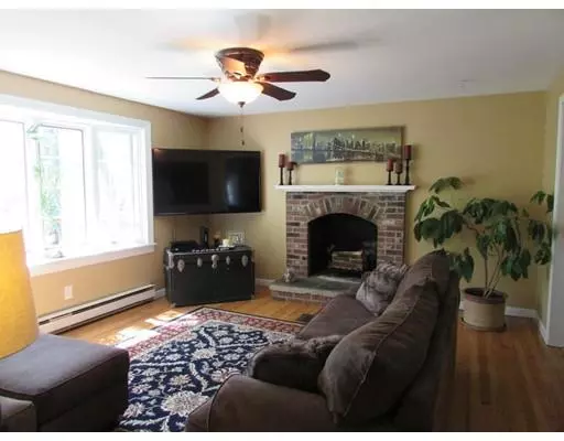 Agawam, MA 01001,82 Poinsetta St