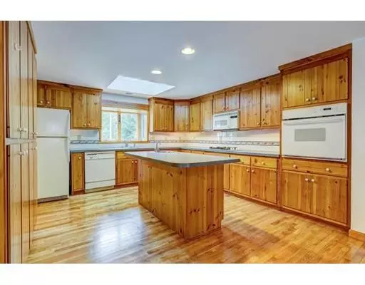 Harwich, MA 02646,4 Novotny Ln