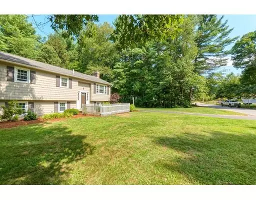 Townsend, MA 01469,7 Hickory Dr