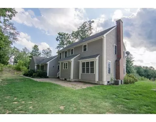 Sterling, MA 01564,3 Village Ln