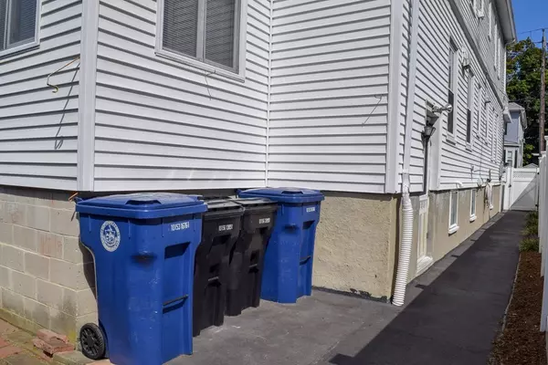 Salem, MA 01970,20 Wisteria St