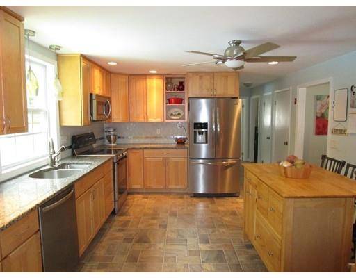 Hudson, NH 03051,12 Linda St