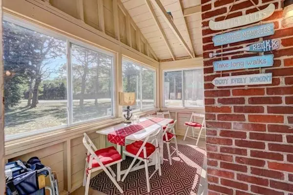 Eastham, MA 02642,910 Kingsbury Beach Rd