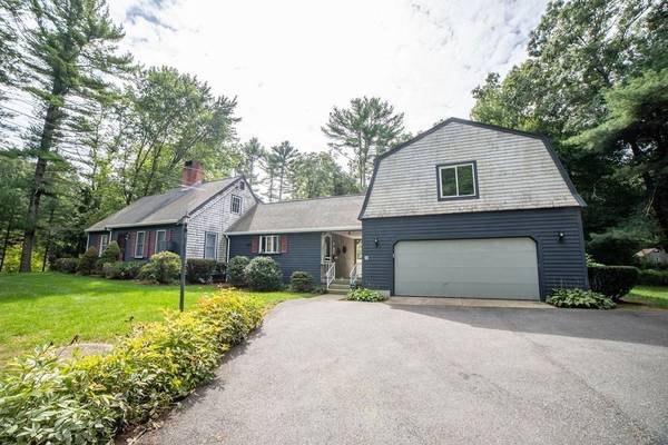 96 Plymouth St, Carver, MA 02330