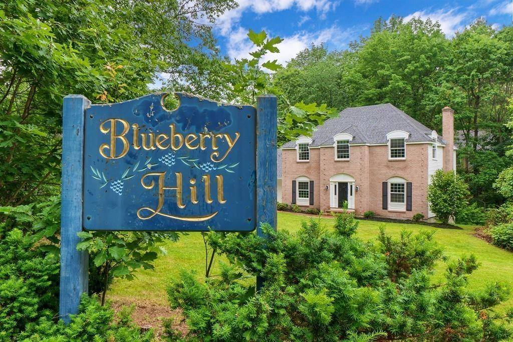 2 Blueberry Hill Ln, North Andover, MA 01845
