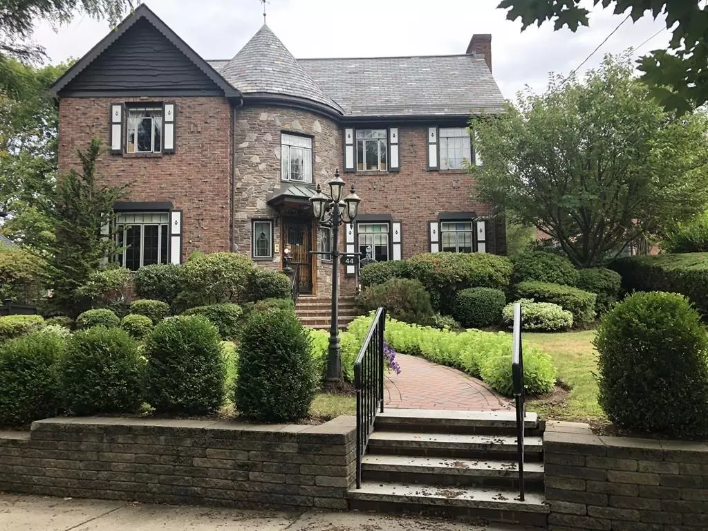 Newton, MA 02459,44 Dolphin Rd.