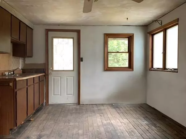 Huntington, MA 01050,4 Pine St