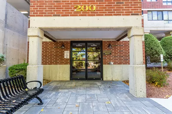 200 Ledgewood Dr #201, Stoneham, MA 02180