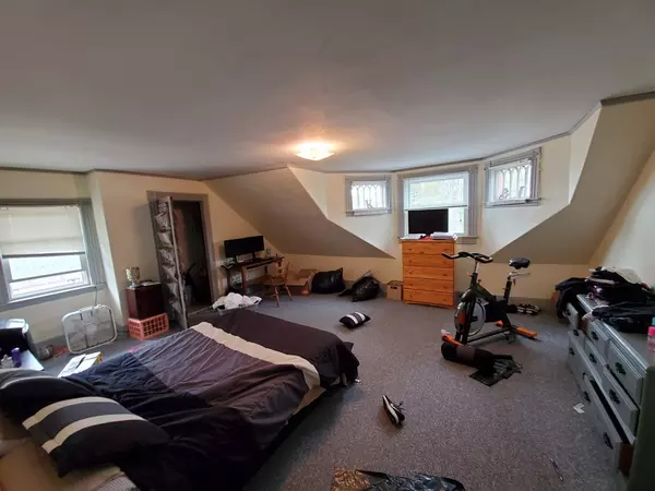 Southbridge, MA 01550,28 Dresser St